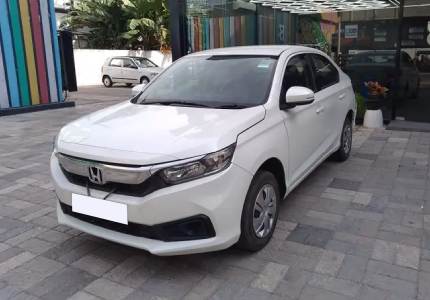 Book luxury Sedan for Himachal tour